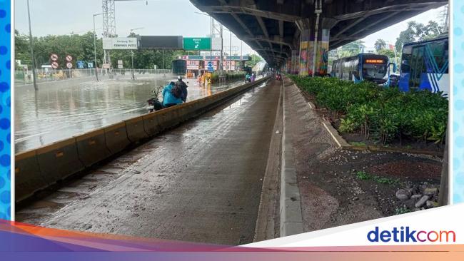 Ada Genangan, Gerbang Tol Cempaka Putih Tak Bisa Dilalui Kendaraan