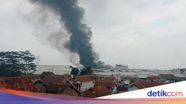 Asap Hitam Mencekam dari Kebakaran di Pabrik Kahatex Sumedang