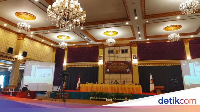 Rapat Pleno KPU Pandeglang, Saksi Pertanyakan Status Caleg TMS tapi Masuk DCT