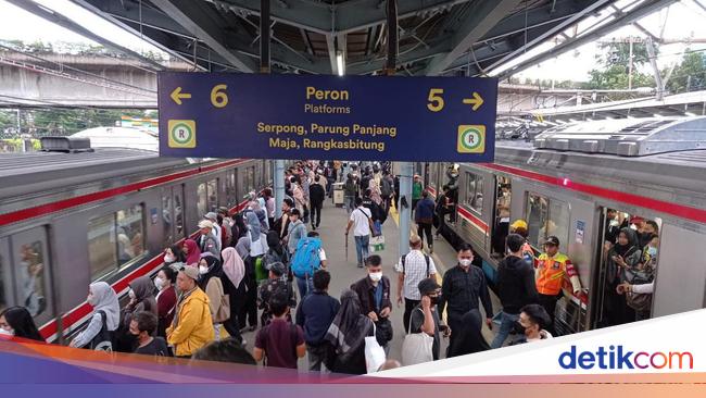 KAI Commuter Catat Keramaian Stasiun KRL di Dekat Pusat Belanja Hari Ini