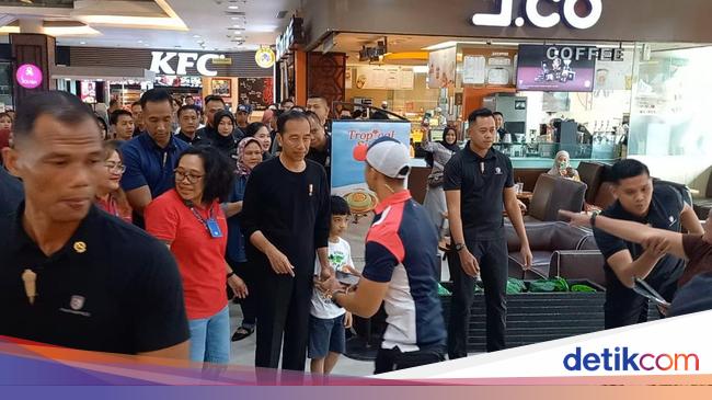 Jokowi Ziarah ke Makam Ibu di Solo, Lalu ke Mal Bareng Iriana dan Cucu