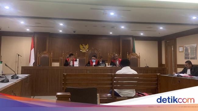 Bacakan Pleidoi, Eks Kadis PUPR Papua: Hidup Saya Sudah Hancur