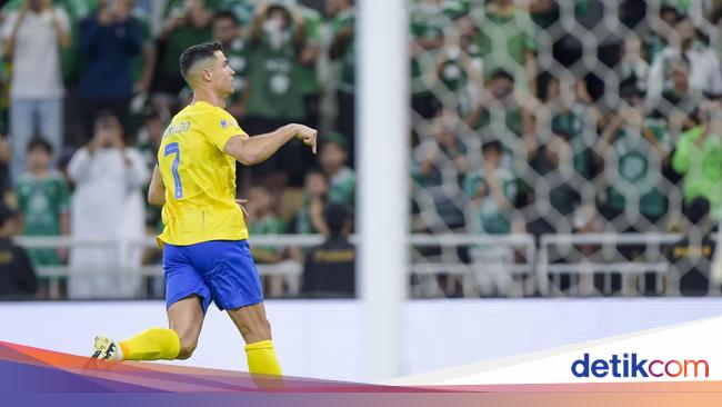 Ronaldo Membuat Sejarah dengan Gol Penalti, Fans Al Ahli Marah Hingga Lempar Botol
