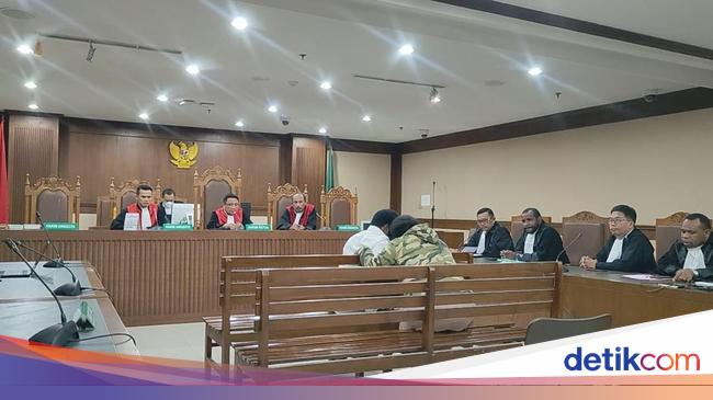 Manut Istri, Eks Kadis PUPR Papua Terima Vonis 4 Tahun 8 Bulan Bui