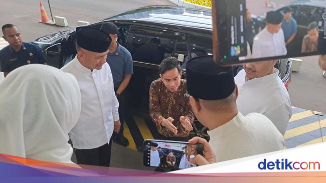 Kenakan Batik Bercorak Kuning, Gibran Hadiri Acara Bukber Partai Golkar