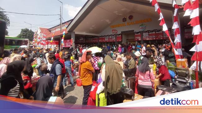 Antrean Panjang Pemudik di Terminal Kalideres H-3 Lebaran