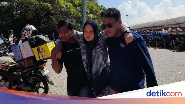 Sopir Terjebak Macet Belasan Jam-Pemotor Pingsan