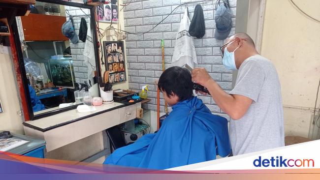 Diserbu Jelang Lebaran, Tukang Cukur di Jaksel Raup Rp 900 Ribu Perhari