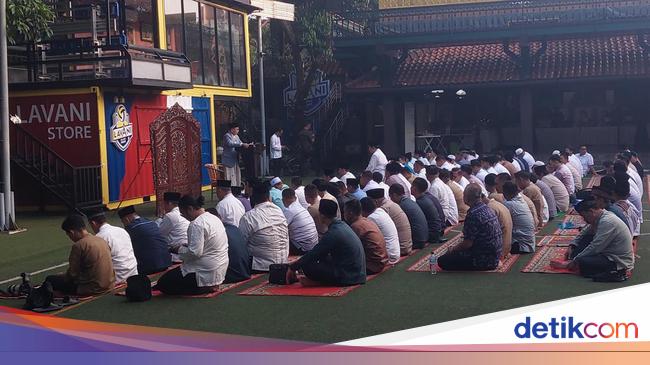 SBY, AHY dan Ibas Salat Idul Fitri 2024 di Pendopo Cikeas