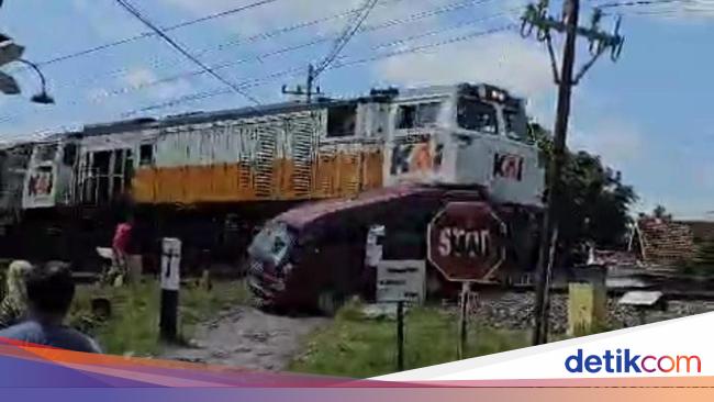 Mobil Carry Rombongan Pemudik Dihantam KAI di Madiun