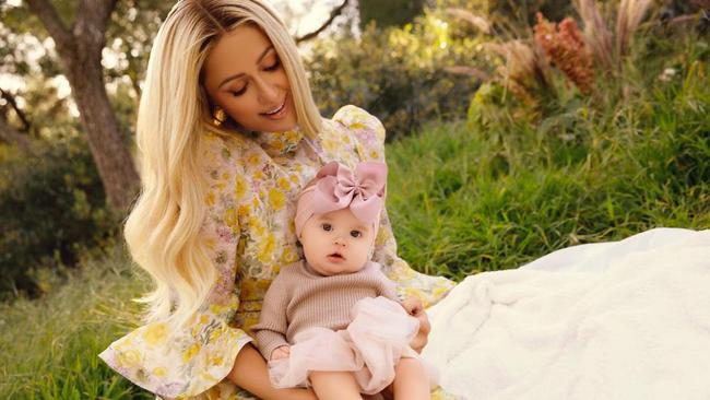 Paris Hilton Akhirnya Ungkap Wajah Anak Kedua yang Bernama London