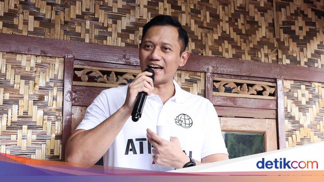 AHY Serahkan 55 Sertifikat Tanah ke Korban Gempa Cianjur 2022