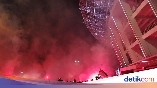 Penonton Nyalakan Flare dan Petasan di GBK, Panitia Ingatkan Ketertiban