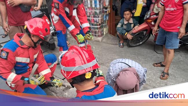 Eli Terperosok lalu Nyangkut di Sela Drainase saat Asyik Jalan di Jaktim