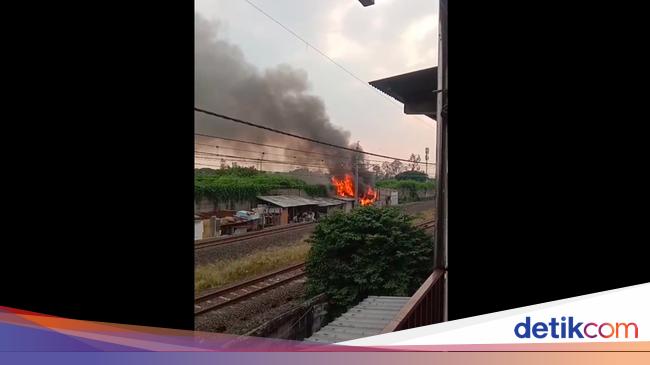 Kebakaran Dekat Rel di Cengkareng, Perjalanan KRL Tersendat