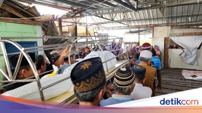 Tangis Keluarga Pecah Sambut Jenazah Korban Kecelakaan Bus Maut di Subang