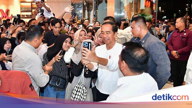 Jokowi Kunjungi Pusat Perbelanjaan di Kendari, Warga Antusias Berebut Selfie