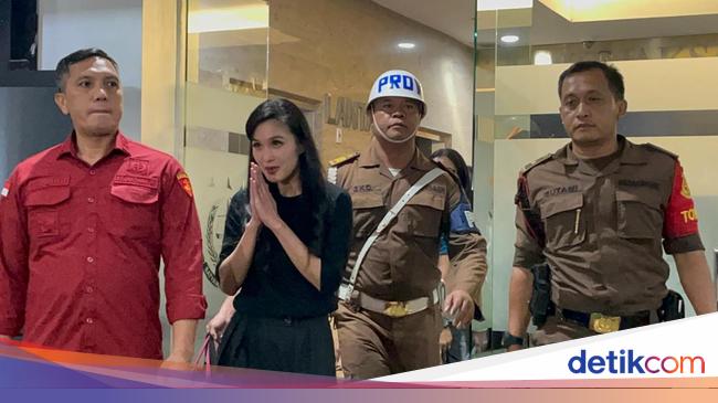 Gestur Menjura Sandra Dewi di Kejaksaan