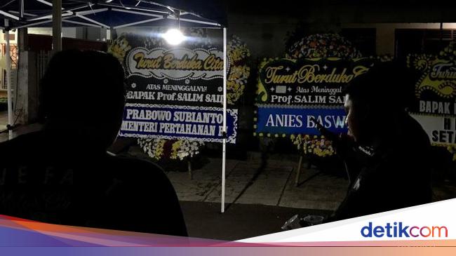 Karangan Bunga dari Prabowo hingga Anies Berjejer di Rumah Duka Salim Said