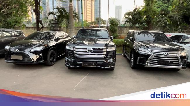 Pengacara Pemilik Mobil Berpelat DPR Palsu Jadi Tersangka dan Ditahan