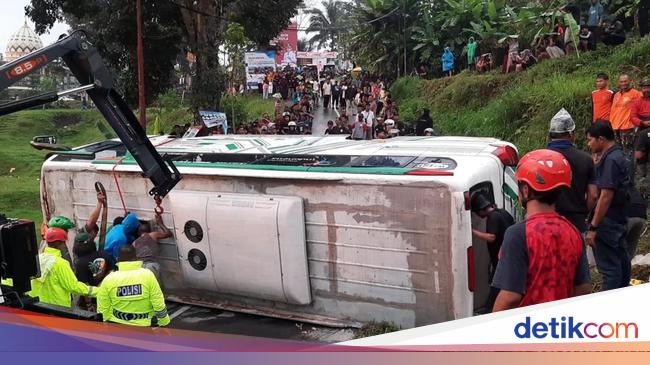 Bus Rombongan Warga Sleman Terguling di Karanganyar, Polisi Periksa Sopir