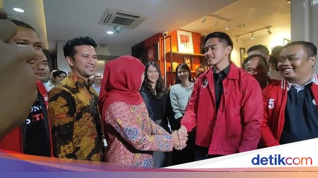 Khofifah Tiba di Markas PSI, Disambut Kaesang dan Emil Dardak