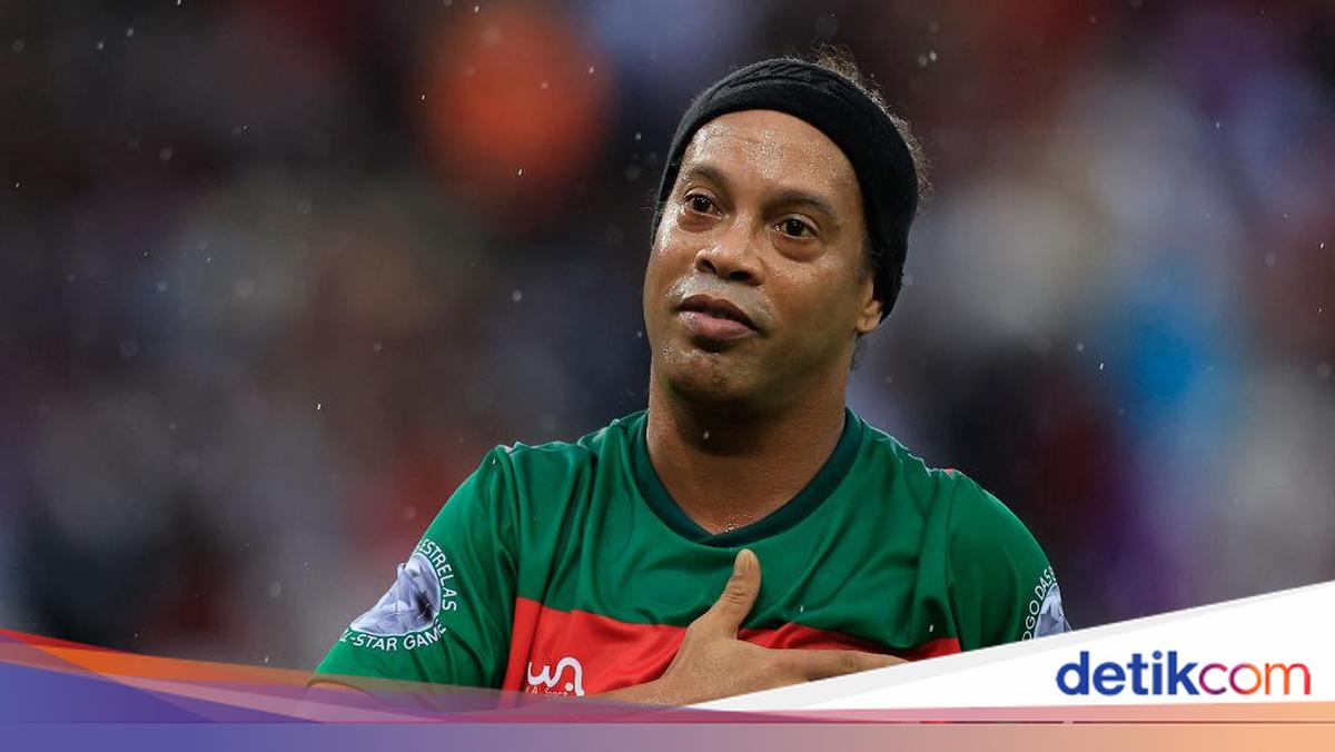 Ronaldinho, 46 tahun, mau main lagi? — photo: detikSport