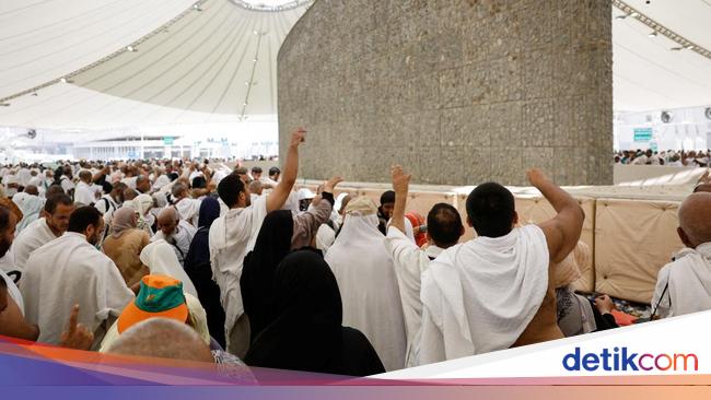 tangis-haru-jemaah-haji-saat-lempar-jumrah_169