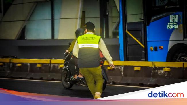 Ngebut Tanpa Pelat Belakang, Mengelak dari Satpol PP