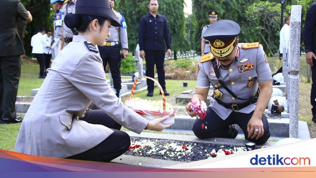 Jelang HUT Bhayangkara Ke-78, Jajaran Mabes Polri Ziarah ke TMP Kalibata