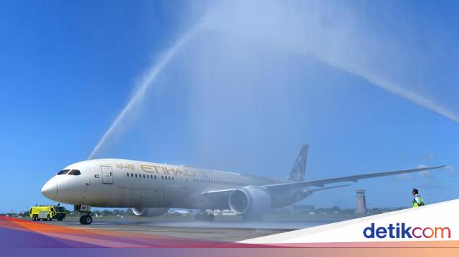 Potret Pesawat Etihad Airways Disiram Air Saat Mendarat di Bandara Bali