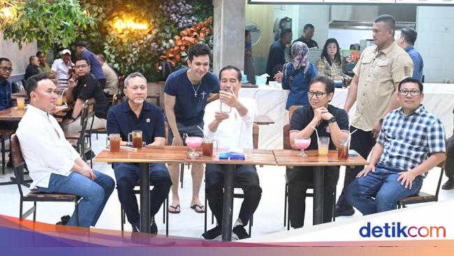 Jokowi Kunjungi Mal di Palangkaraya, Sapa Warga hingga Selfie Bareng