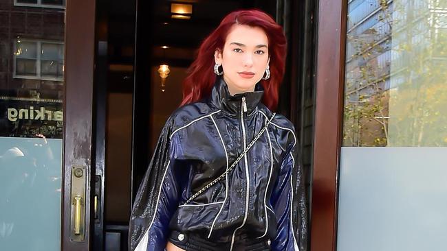 Get The Look: Inspirasi OOTD Pakai Leather Jacket dari Dua Lipa