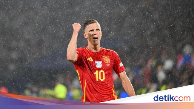 Pedri welcomes Dani Olmo to Barcelona