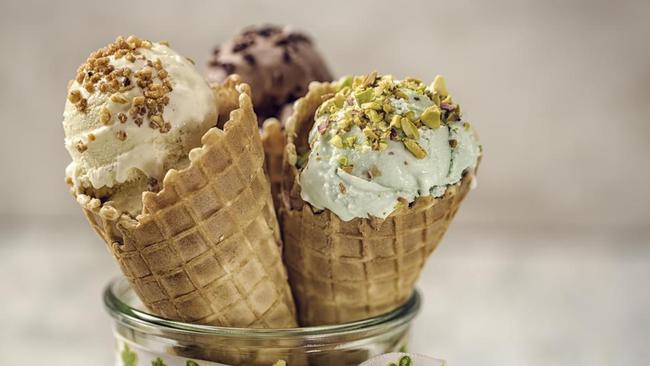 Cone Es Krim Renyah: Cone es krim yang renyah dipadukan dengan es krim lembut