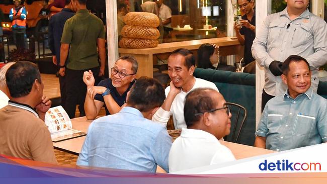 Jalan Kaki dari Hotel, Jokowi Nikmati Malam di Kafe-Sapa Warga Lampung Tengah