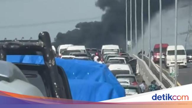 Mobil Terbakar di Tol MBZ Km 37 Arah Cikampek Dievakuasi, Lalin Masih Ditutup