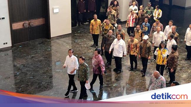 Jokowi dan Para Menteri Tiba di Istana Garuda IKN untuk Sidang Kabinet