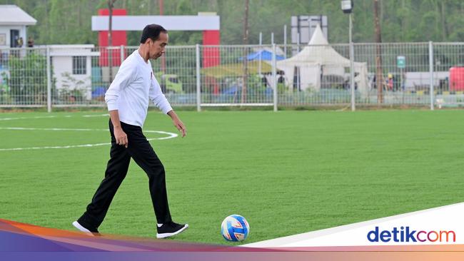 Jokowi Tinjau Pusat Pelatihan PSSI di IKN, Pastikan September Bisa Dipakai