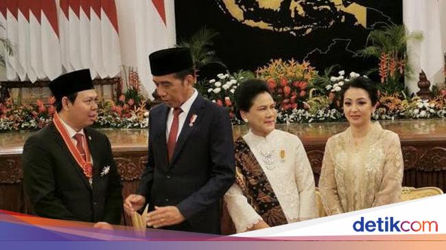 Jokowi Anugerahi Pimpinan DPD Sultan Najamudin Tanda Bintang Mahaputera