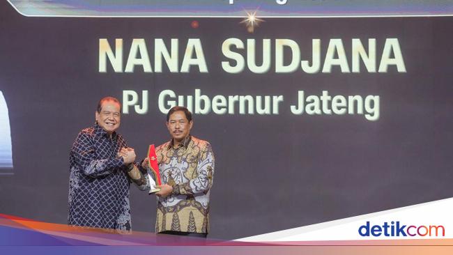 Pj Gubernur Jateng Dinobatkan Most Inspiring Leader di CNN Indonesia Award