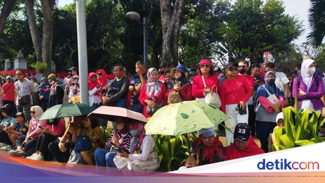 Jelang Detik-detik Proklamasi, Warga Berdatangan ke Depan Istana Merdeka