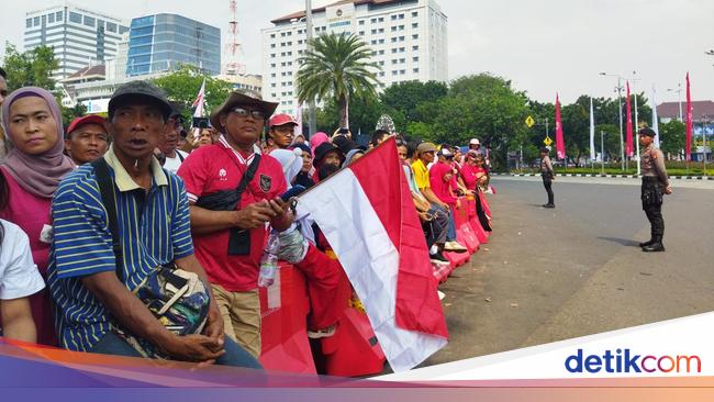 Warga Tonton Upacara HUT ke-79 RI di IKN Lewat Videotron Depan Istana Jakarta