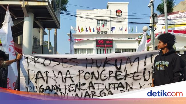 Sejumlah Orang Demo Depan KPU DKI, Minta Pencalonan Dharma-Kun Dibatalkan