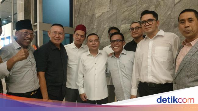 Momen Saling Rangkul F-PDIP dan Gerindra di DPR Usai Revisi UU Pilkada Batal