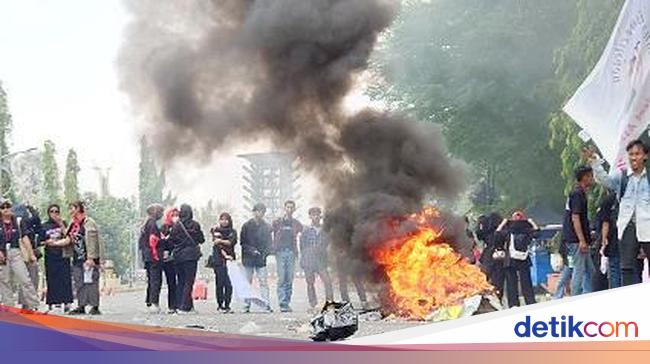 Mahasiswa Demo-Bakar Ban Saat Pelantikan Anggota DPRD Cilegon