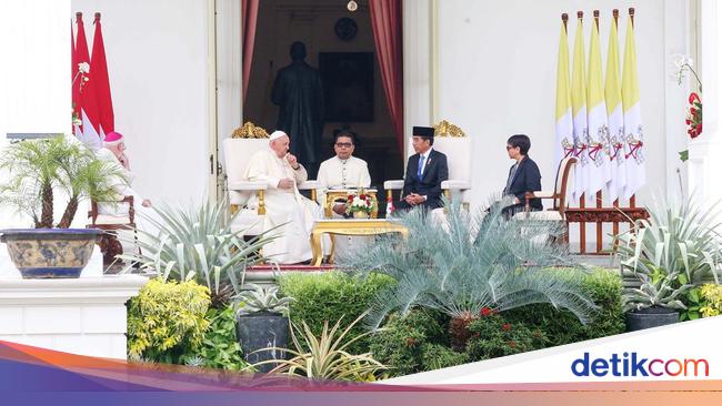 Menlu Ungkap Isi Obrolan Jokowi dengan Paus Fransiskus di Veranda Istana