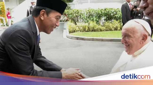 Tiba di Istana, Paus Fransiskus Disalami Jokowi