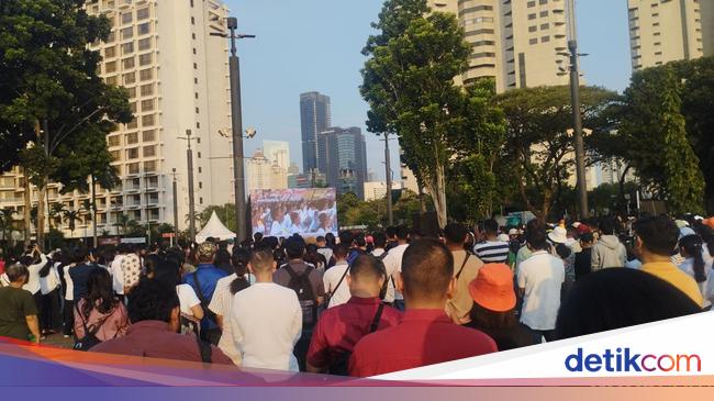 Umat Tak Punya Tiket Ikuti Misa Paus Fransiskus via Videotron Plaza Timur GBK