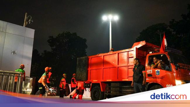 DLH DKI Angkut 19,84 Ton Sampah Usai Misa di GBK